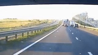 Oto chay toc do cao mat kiem soat dam vao dai phan cach tai CH Sec hinh anh