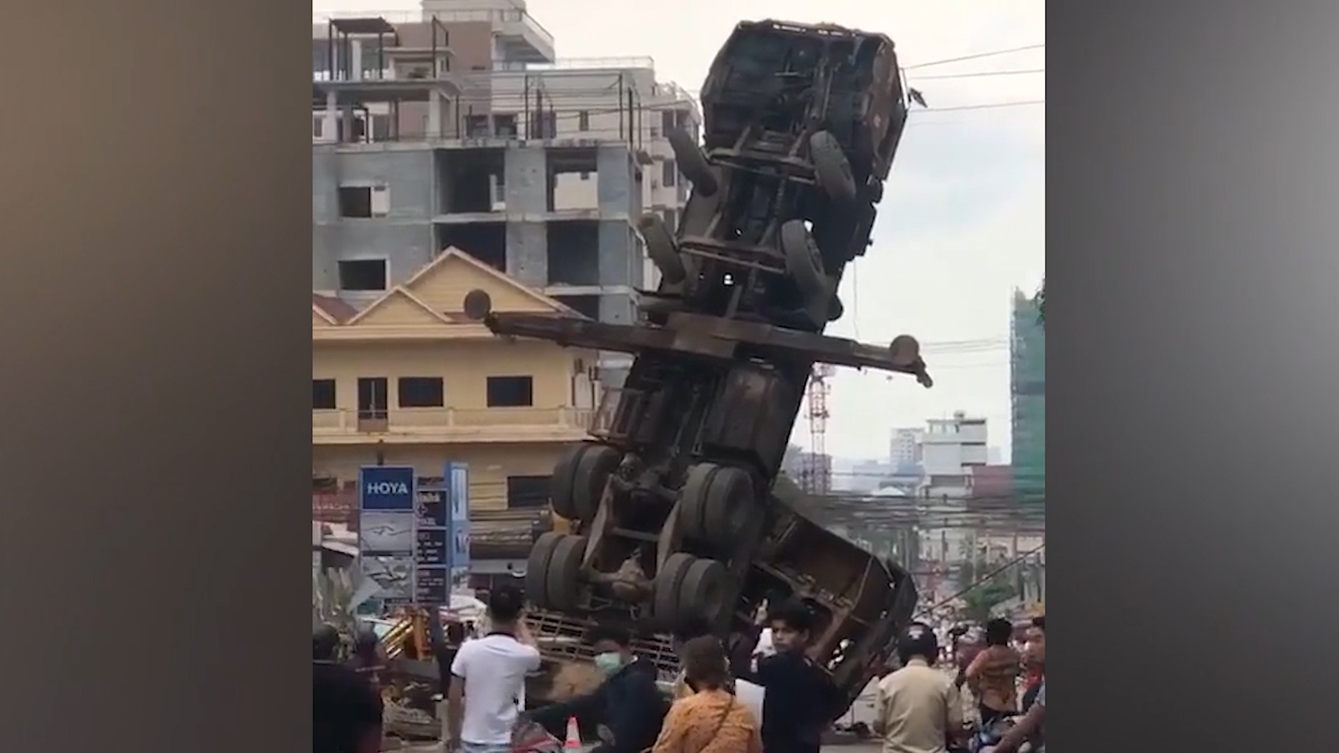 Xe cau bi lat chong dung o Campuchia hinh anh