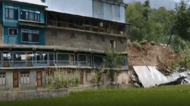 Day cua hang bi vui lap vi lo dat o An Do hinh anh