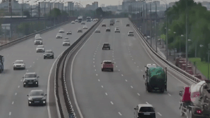 Xe tron be tong mat lai tong lat xe cho rac, chan ngang cao toc hinh anh