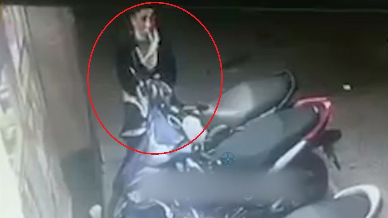 Ten trom be khoa lay cap xe may truoc cua hang tien loi o TP.HCM hinh anh