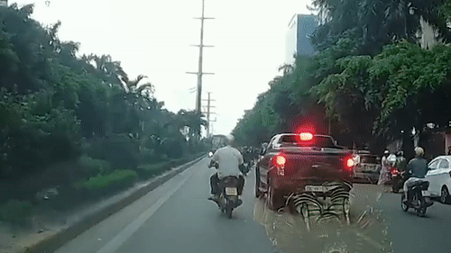 Nguoi dan ong sang duong au bi xe tong hinh anh