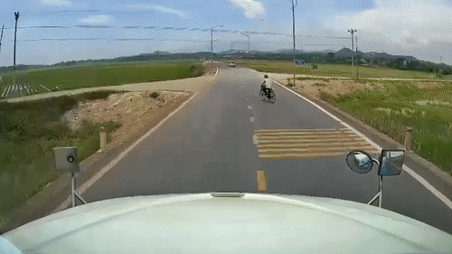 Xe container lao xuong ruong khi tranh nguoi di xe dap sang duong au hinh anh