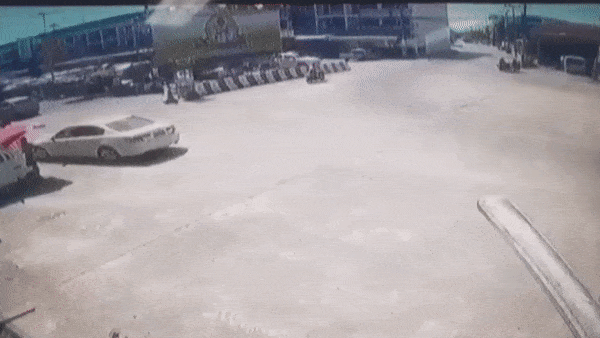 Xe tai mat lai lat nghieng roi truot dai tren duong hinh anh