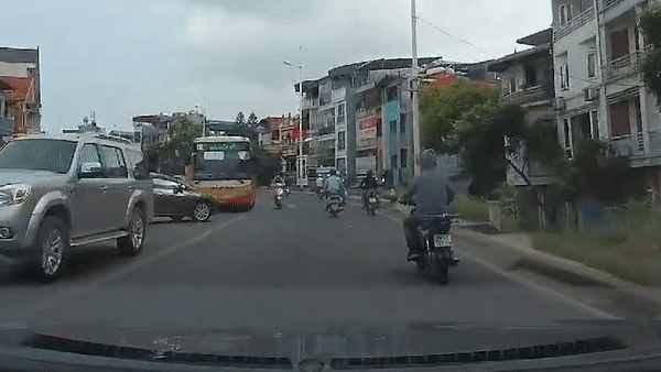 Khuat tam nhin, oto va cham voi xe may khien nguoi phu nu nga nhao hinh anh