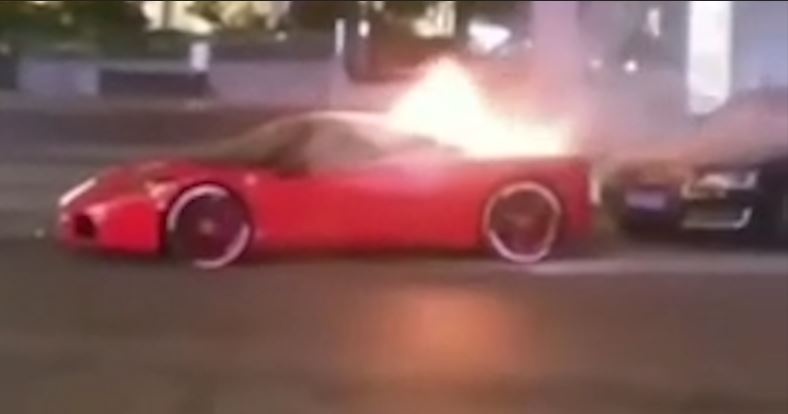 Ferrari 458 Italia boc chay du doi, lan sang ca chiec Audi do phia sau hinh anh