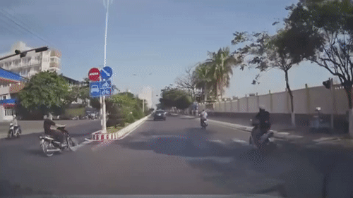 Nam thanh nien lai xe may sang duong au nga truoc dau oto hinh anh