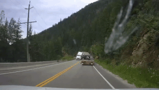 Container mat kiem soat, lat nghieng va trung xe di nguoc chieu hinh anh