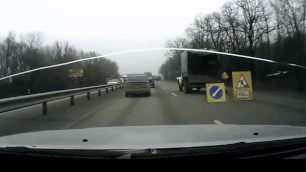 Xe tai tong trung xe dang dung do gay tai nan lien hoan hinh anh