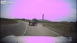 Xe ban tai cho nhieu nguoi mat lai lat ngua tren cao toc hinh anh