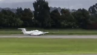 May bay trinh sat xoay vong khi ha canh do gap su co o Colombia hinh anh