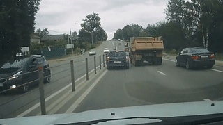 Xe tai chuyen lan ep oto dam vao dai phan cach hinh anh