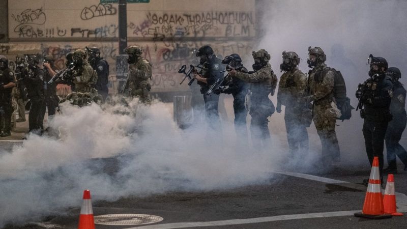 Canh sat lien bang tran ap nguoi bieu tinh o Portland gay phan no hinh anh