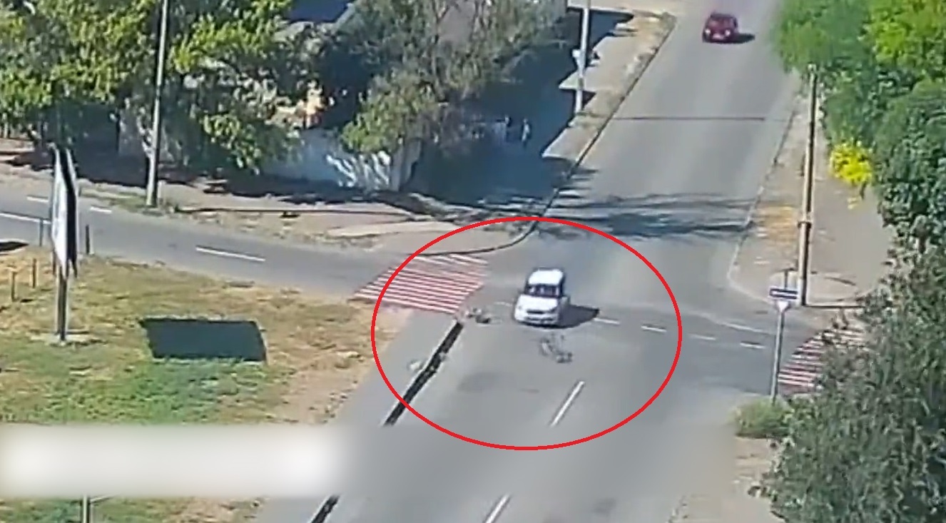 Xe dap bang qua nga tu dam vao oto hinh anh