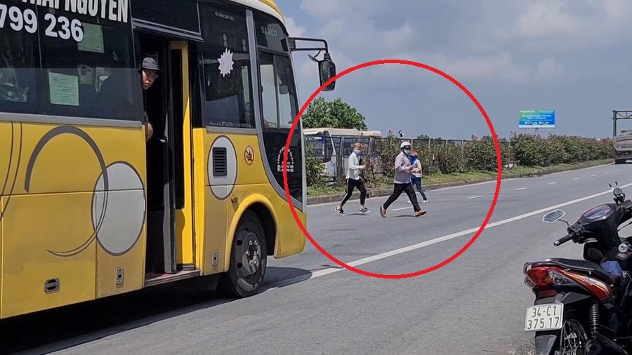 Cong nhan xe rao chan, lieu minh bang qua quoc lo hinh anh