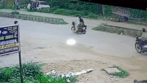 Hang loat xe may lien tiep truot nga vi duong tron hinh anh