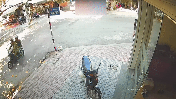 Ne canh sat, tai xe xe may dam vao cot bien bao hinh anh