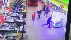 Nhom trom lao oto vao cua hang de danh cap may ATM hinh anh