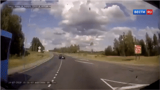 Nu tai xe mat kiem soat khien oto dam vao xe cho nhien lieu hinh anh