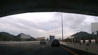 Qua sau rieng roi trung dau oto tren cao toc hinh anh