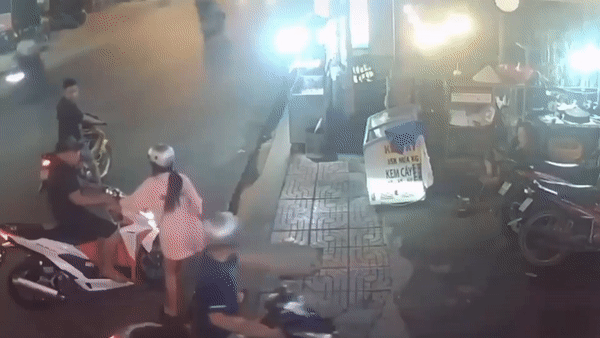 Co gai van tay ga, xe may cung nam thanh nien lao len via he hinh anh