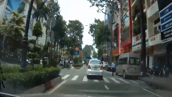 Xe may nga xuong duong vi phong nhanh va vao xe khac hinh anh