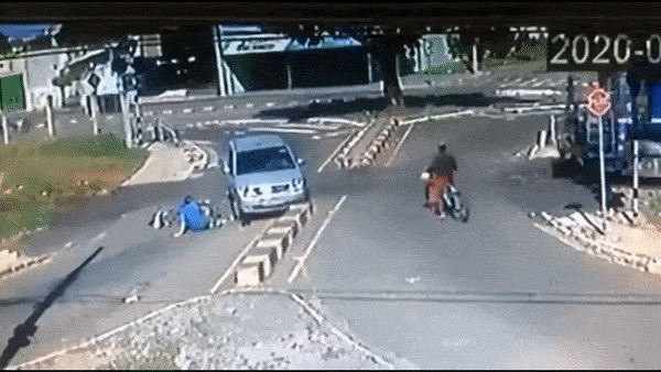 Oto bi tau hoa tong sau khi va cham voi xe dap hinh anh