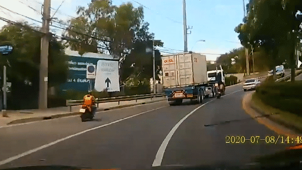 Nam thanh nien chay xe au suyt bi cuon vao gam container o Thai Lan hinh anh