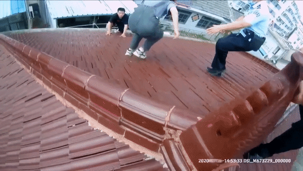 Canh sat giai cuu co gai dinh nhay lau o Trung Quoc hinh anh