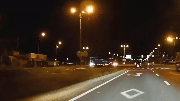 Xe khach lat nghieng sau khi va cham voi xe tai hinh anh