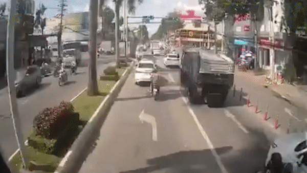 Xe may phong nhanh va vao xe khac roi nga vao gam xe tai hinh anh