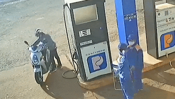 Nguoi dan ong noi long tham, nhat cuc tien roi cua nhan vien cay xang hinh anh