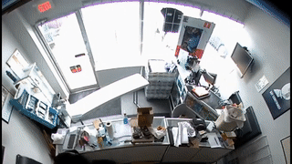 Tai xe say xin dam thang oto vao cua hang may tinh hinh anh