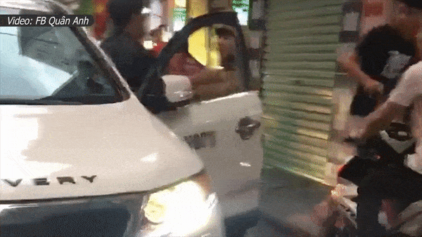 Tranh cai giao thong, tai xe oto tat nga nguoi phu nu di xe may hinh anh