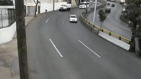 Oto bi bung cua khien be trai nga khoi xe hinh anh