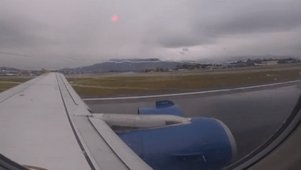 Vo dong co may bay bi gio thoi bay khi dang cat canh hinh anh