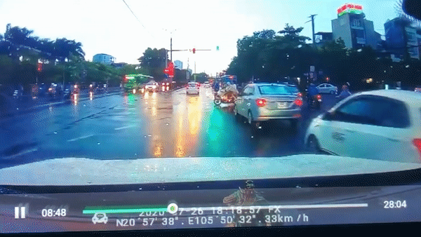 Sang duong thieu quan sat, 2 bo con suyt va cham voi oto hinh anh