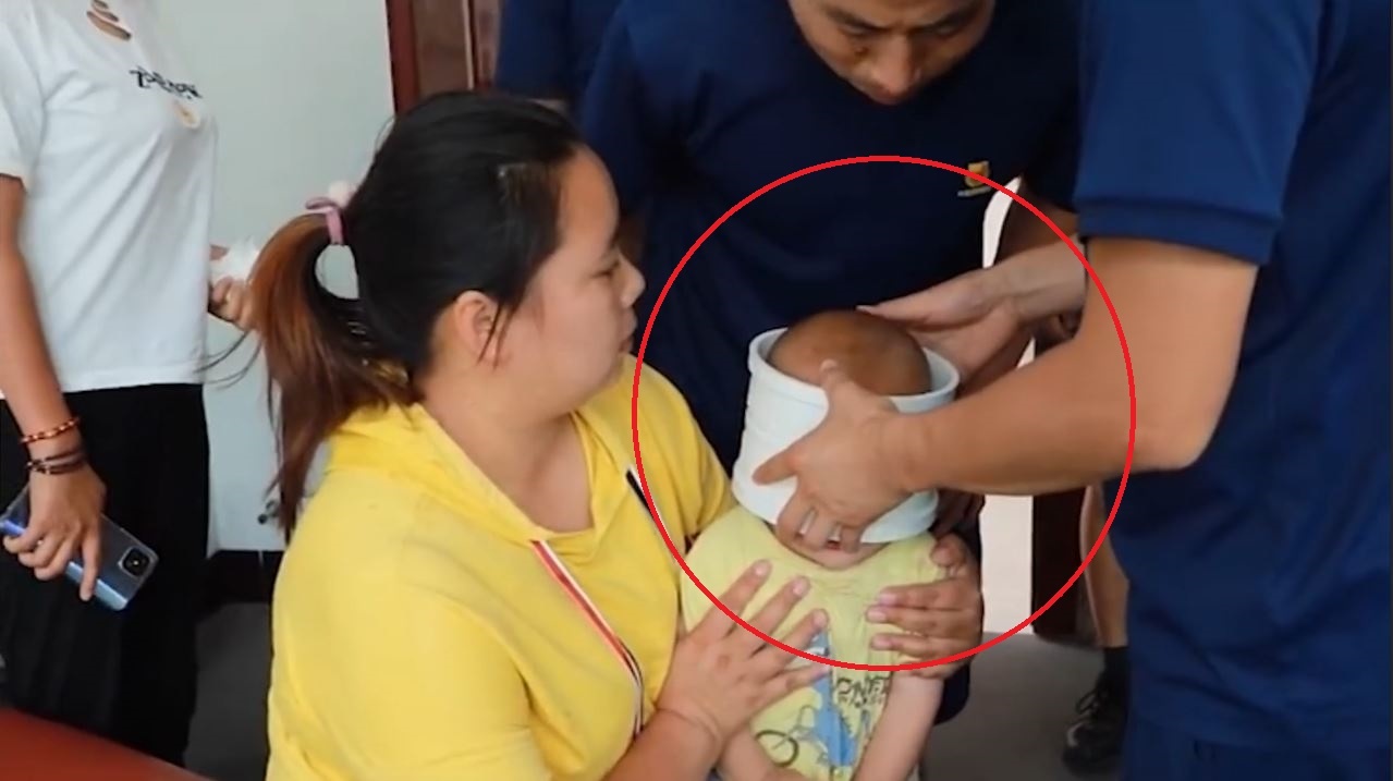 Linh cuu hoa dung cua giai cuu em be bi ket dau vao ong nuoc o TQ hinh anh