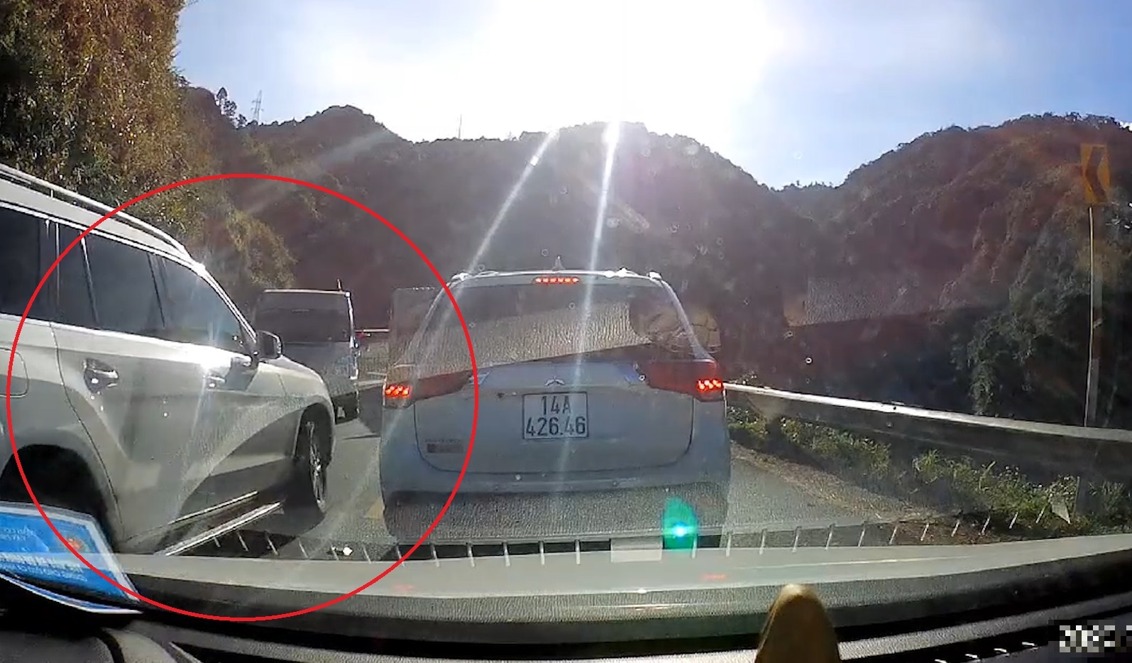 Oto chay au bi ep lui ve dung lan tren deo hinh anh