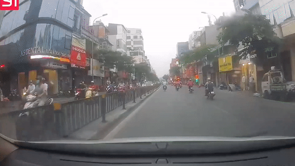 Oto mat kiem soat dam vao dai phan cach, suyt lao vao xe khac hinh anh