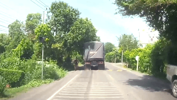 Nguoi di xe dap nga ra duong, suyt bi xe tai can qua tai Thai Lan hinh anh