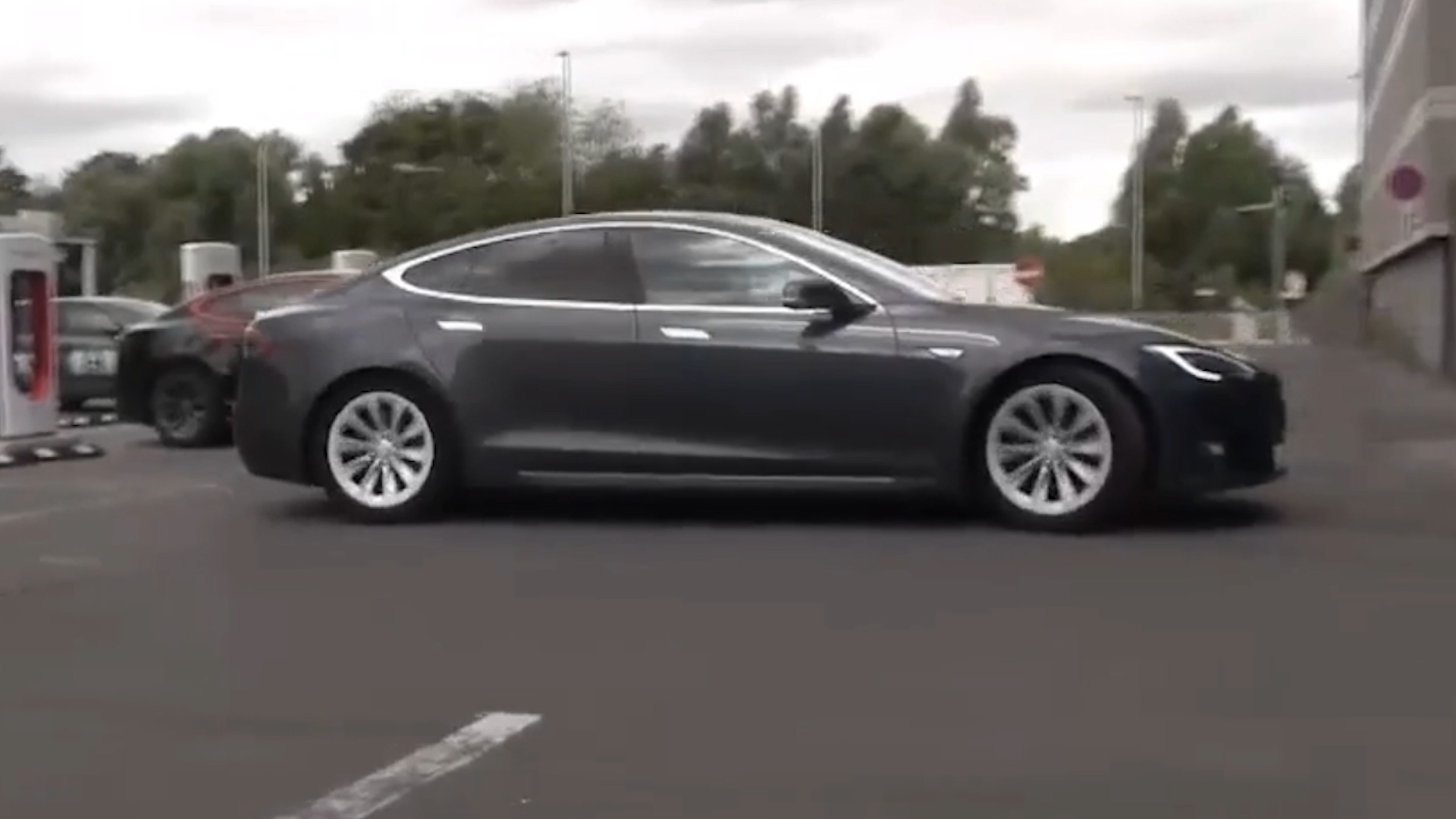 Xe hoi chay dien 'chay hang' tai chau Au hinh anh