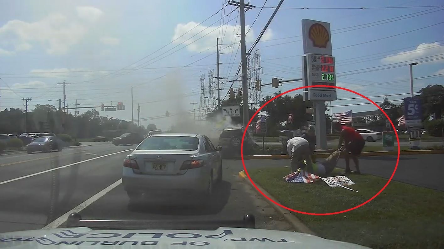 Giai cuu tai xe ra khoi oto dam vao cot dien va boc chay hinh anh