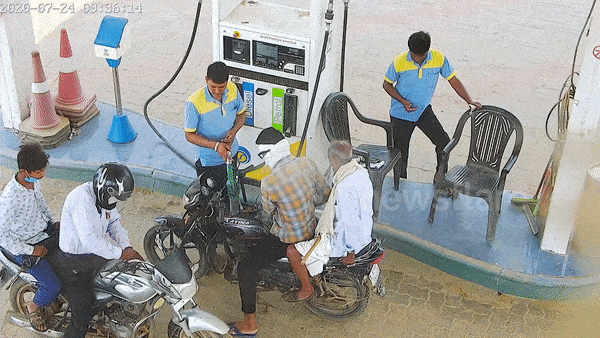 Xe may boc chay khi dang do xang tai An Do hinh anh