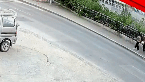 Nguoi di bo bi ho sau 'nuot chung' o Trung Quoc hinh anh