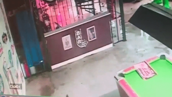 Ky da dai hon 2 m len vao quan nuoc gay nao loan o Thai Lan hinh anh