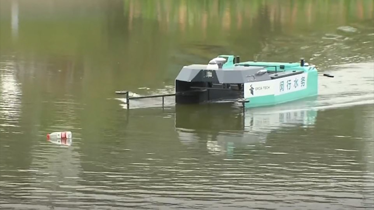 Robot don rac lan dau duoc su dung tren song o Trung Quoc hinh anh