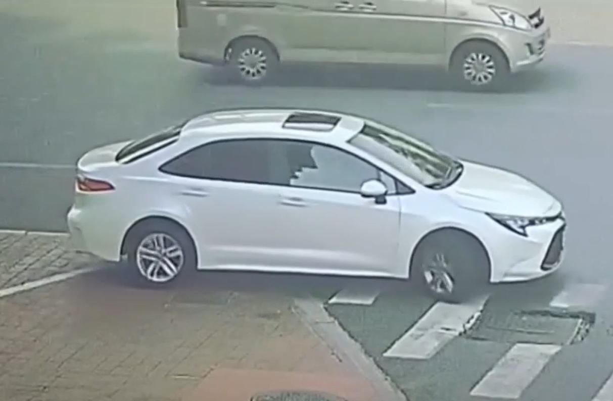 Be trai may man thoat nan khi lot vao gam oto hinh anh