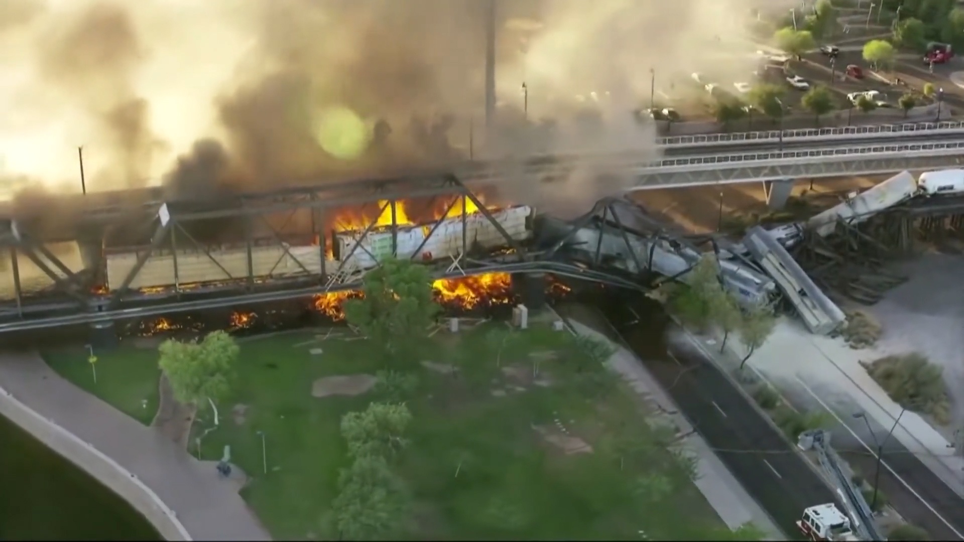 Tau cho hang chech duong ray tren cau va boc chay tai My hinh anh