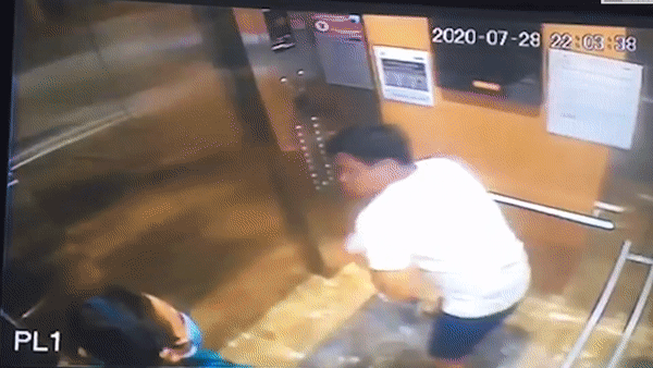 Nguoi dan ong xit con vao mat phu nu khi bi nhac deo khau trang hinh anh